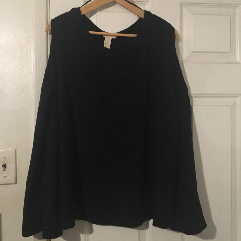 ⭕️SOLD⭕️ HM Black Cold Shoulder Wide Sleeve Top